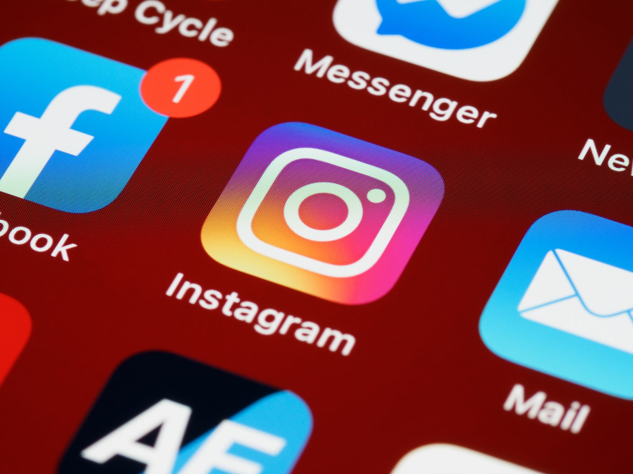 Instagram sosyal medya platformunun popüler simgesinin, dikkat çekici bir şekilde gösterildiği, modern ve görsel olarak zengin bir fotoğraf