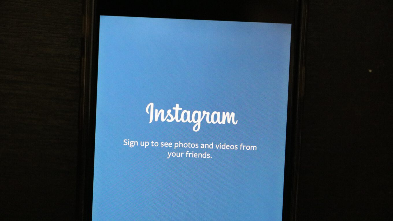 Sosyal medya dünyasının popüler platformlarından biri olan Instagram'ın tanıdık ikonunu içeren detaylı bir görsel